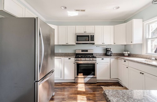 South Belmont House | Charming 2BR 2BA home - Belmont Hist District, steps from Stowe Manor & Downtown