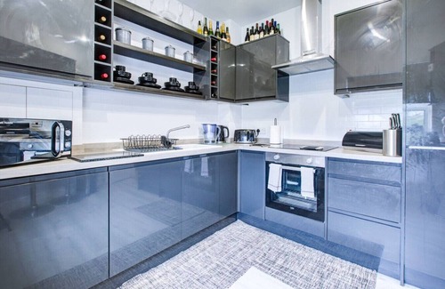 Waltham Abbey Condo | Charming 2BR Flat in the Heart of Waltham Abbey