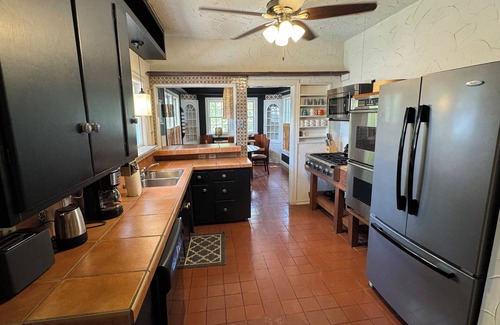 Barton Heights House | Charming 3-2 bedroom bungalow, WiFi, central AC, central Austin. Walkable! nnn