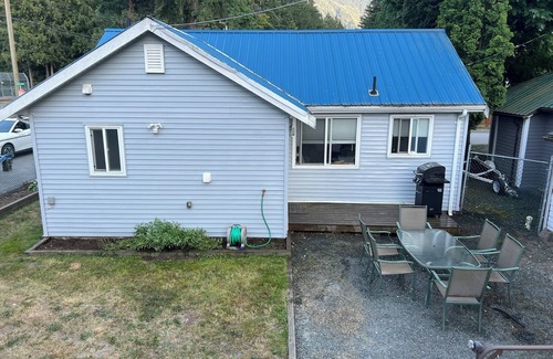 Cultus Lake House | Charming 3-bedroom house with WiFi and AC in Cultus Lake.