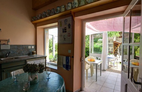 Marols Cottage | Charming 3-Bedroom Cottage with Fireplace, WiFi, and Garden in Artistic Loire Village