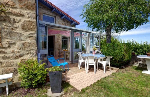 Marols Cottage | Charming 3-Bedroom Cottage with Fireplace, WiFi, and Garden in Artistic Loire Village
