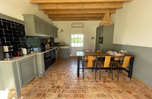 Allonnes House | Charming 3-bedroom Family Manor with AC and WiFi in Allonnes