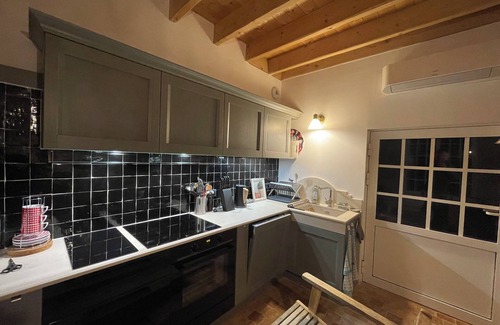 Allonnes House | Charming 3-bedroom Family Manor with AC and WiFi in Allonnes