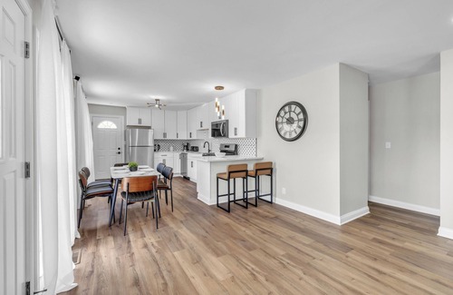 Streamwood House | Charming 3-bedroom house in Streamwood with AC, WiFi