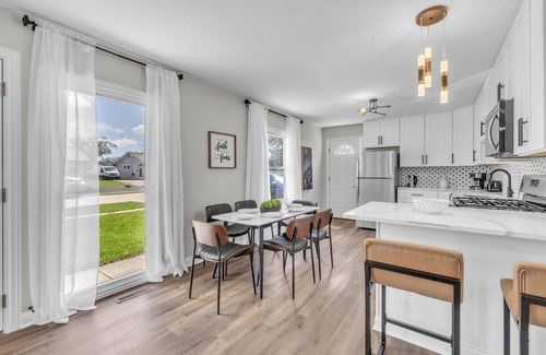 Streamwood House | Charming 3-bedroom house in Streamwood with AC, WiFi