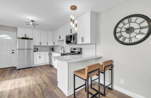 Streamwood House | Charming 3-bedroom house in Streamwood with AC, WiFi