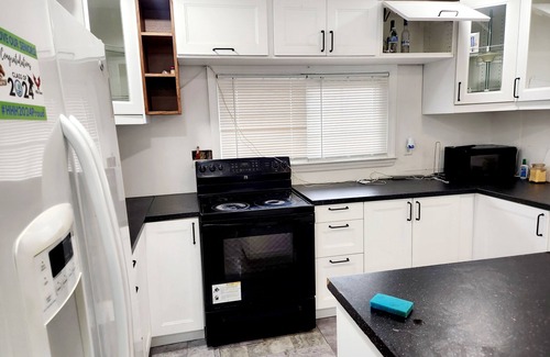 Dix Hills House | Charming 3-bedroom house withAC in Dix Hills