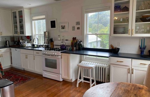 Glen Cove House | Charming 3-bedroom house, water views, beach access on the North Shore