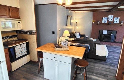 Edinboro House | Charming 3-bedroom house with WiFi, AC in beautiful Edinboro