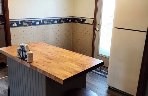 Edinboro House | Charming 3-bedroom house with WiFi, AC in beautiful Edinboro