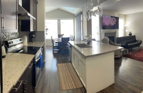 Northwest Calgary House | Charming 3-bedroom house in marvelous Calgary with WiFi, AC and Garage