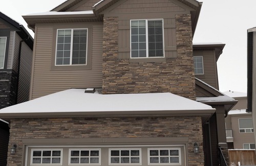 Northwest Calgary House | Charming 3-bedroom house in marvelous Calgary with WiFi, AC and Garage