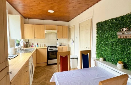 Luton House | Charming 3-bedroom house 8 min away from Luton station, Mall and Luton Airport