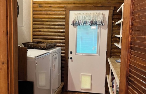 Powell Cabin | Charming 3-bedroom log cabin in beautiful country setting near Bella Vista Ar