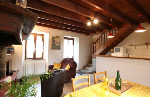 Cambernon Cottage | Charming 3-Level House in Cambernon - Fireplace, Garden, Parking, Pet-Friendly, Sleeps 4