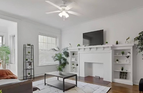 Kenwood Apartment | Charming 3BR Escape in the Heart of Hyde Park