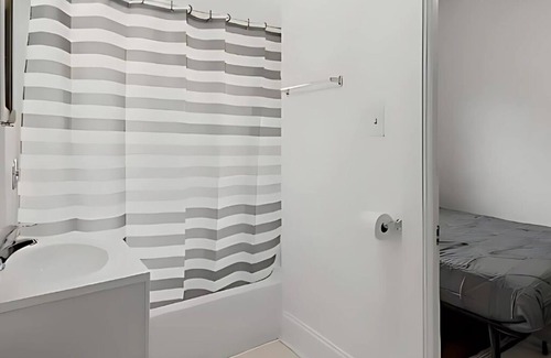 Kenwood Apartment | Charming 3BR Escape in the Heart of Hyde Park