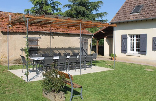 Sarzay Cottage | Charming 4-bed Cottage in Berry, Garden, Bikes, Near Historic Sites & River, Sleeps 12