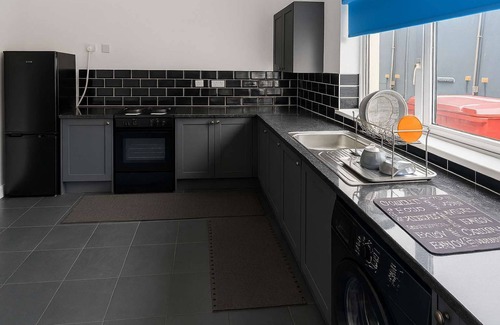 Churchill Apartment | Charming 4-Bed Retreat in the Heart of Churchill with Parking