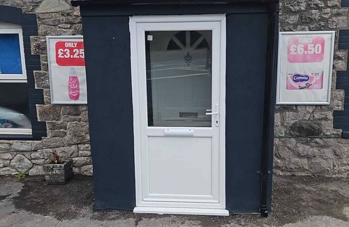 Churchill Apartment | Charming 4-Bed Retreat in the Heart of Churchill with Parking