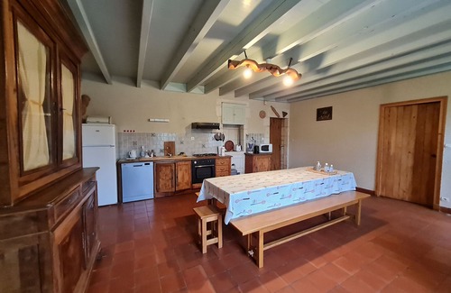 Benet Cottage | Charming 4-Bedroom Cottage with Garden, Ping-Pong, and Boat in Marais Poitevin