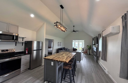 Durhamville House | Charming 4-bedroom house with WiFi, AC and HotTub-Lake Front-nr Sylvan Beach