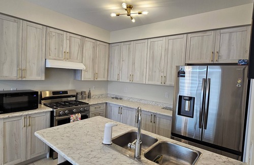 Welland House | Charming 4-bedroom house with WiFi and AC in lovely Welland lic#289