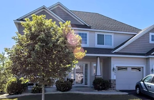 Shakopee House | Charming 4-bedroom single family house with AC, WiFi in lovely Shakopee