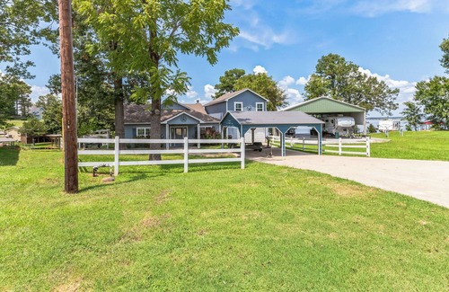 Oakhurst House | Charming 5- bedroom home with WiFi on beautiful Lake Livingston