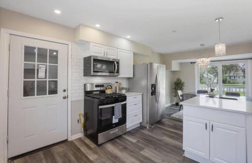 Franklin Park House | Charming 5BD 2BA with spacious yard near O'hare