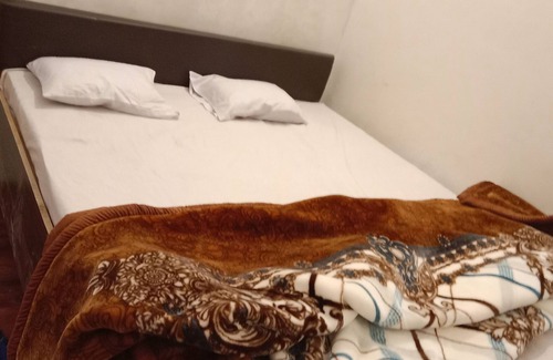 Gorakhpur Hotel | Charming 7-bedroom hotel with WiFi, AC in welcoming Gorakhpur