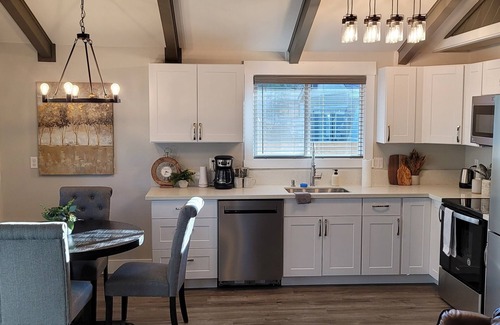 Seaview House | Charming and Cozy 2-bedroom house in Seaview, sleeps up to 5 people!