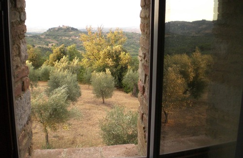 Monte Vibiano Vecchio House | Charming apartment in the medieval village Montelagello with garden and pool