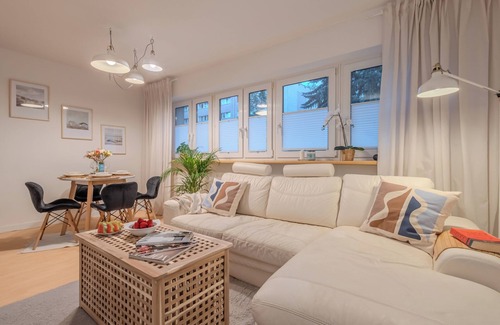 Rakowiec Apartment | Charming Apartment Near Chopin Airport with Private Home Theater!