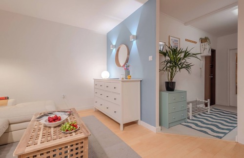 Rakowiec Apartment | Charming Apartment Near Chopin Airport with Private Home Theater!