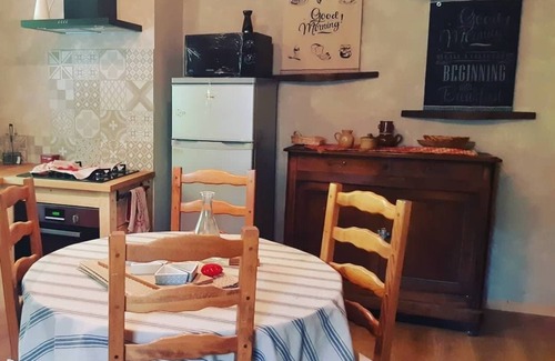 Paulhenc House | Charming atypical lakeside cottage