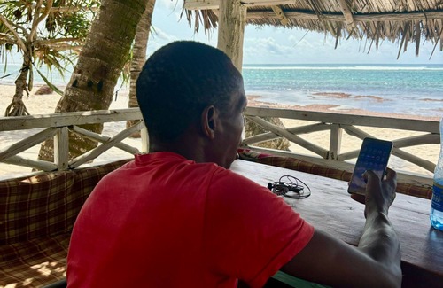 Tiwi Cottage | Charming beach-front cottage in Tiwi for easy-going friends with AC and WiFi