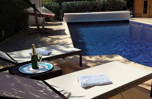 Draguignan Bed & Breakfast | Charming bed and breakfast in a residential area - 2 people