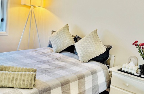 St. Albans Apartment | Charming bedroom in Saint Albans with WiFi Shared bathroom