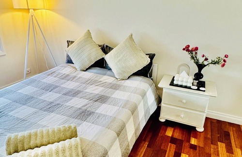 St. Albans Apartment | Charming bedroom in Saint Albans with WiFi Shared bathroom