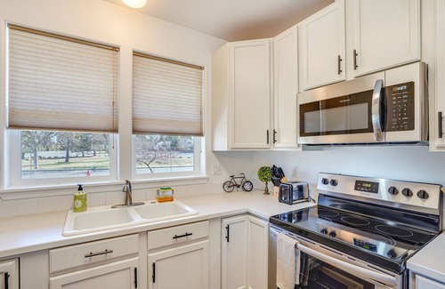 Southwest Bend House | Charming Bend Home w/Porch & Yard: Great Location