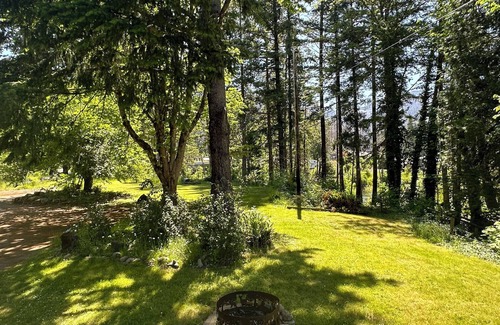 Vida Cabin | Charming cabin with river access & AC in Blue River - perfect for a getaway