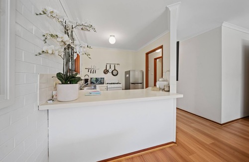 Lyneham Apartment | Charming Canberra 2-Bed by Parks & Shops
