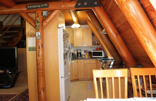 Sammamish Ski Chalet | Charming chalet with 3 bedrooms and WiFi, AC in welcoming Sammamish