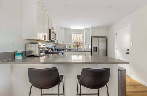 Vista House | Charming Chill House with Jacuzzi!