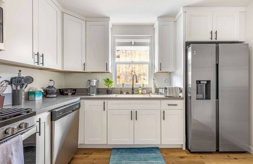 Vista House | Charming Chill House with Jacuzzi!