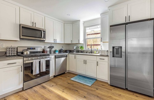 Vista House | Charming Chill House with Jacuzzi!