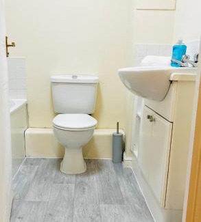 Paisley Apartment | Charming, Cosy Escape with Quick Access to Glasgow