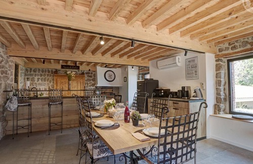 Champdieu Cottage | Charming Cottage for 6 with Garden and Spa in Champdieu